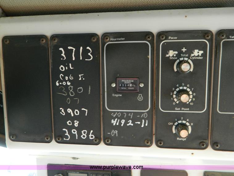 image for item D8653 1990 Gleaner R60 combine and 24' rigid platform