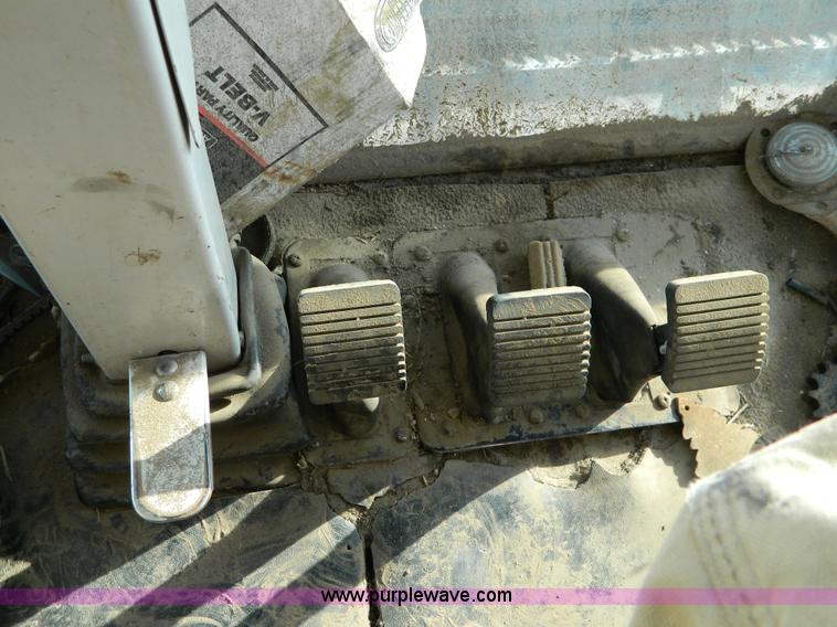 image for item D8653 1990 Gleaner R60 combine and 24' rigid platform