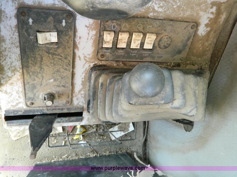 image for item D8653 1990 Gleaner R60 combine and 24' rigid platform