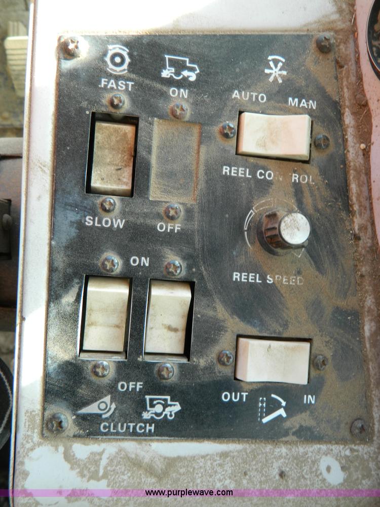 image for item D8653 1990 Gleaner R60 combine and 24' rigid platform