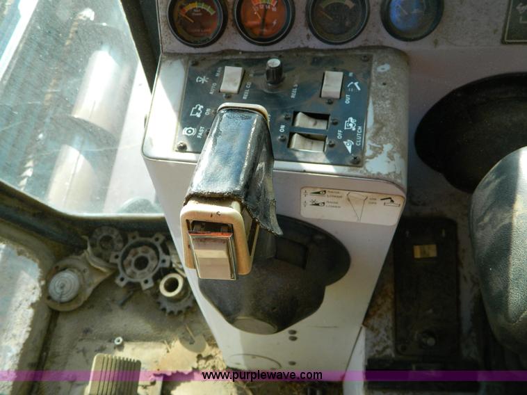 image for item D8653 1990 Gleaner R60 combine and 24' rigid platform