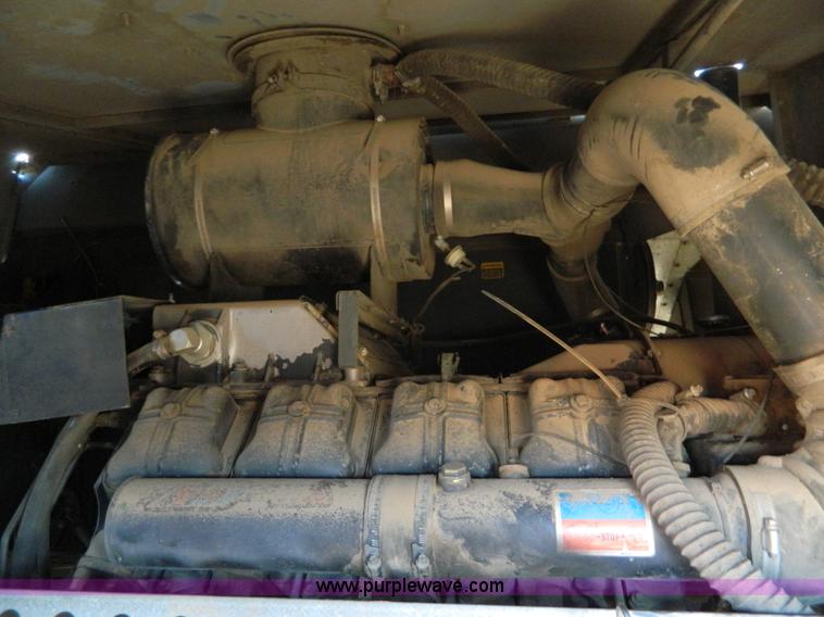 image for item D8653 1990 Gleaner R60 combine and 24' rigid platform