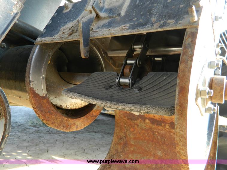 image for item D8653 1990 Gleaner R60 combine and 24' rigid platform