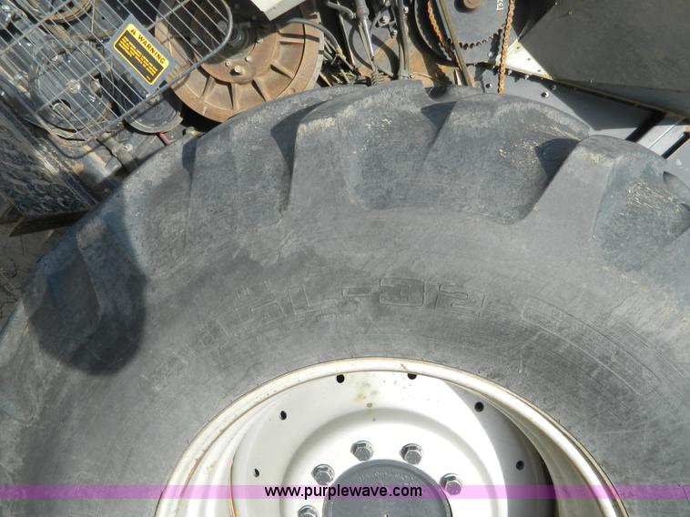 image for item D8653 1990 Gleaner R60 combine and 24' rigid platform