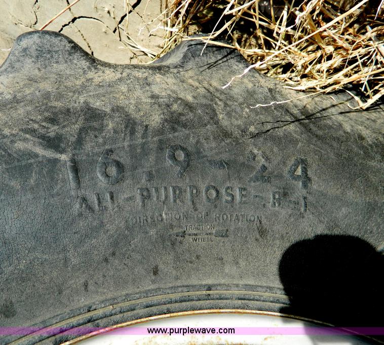 image for item D8653 1990 Gleaner R60 combine and 24' rigid platform