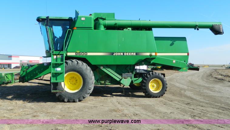 image for item D8656 1996 John Deere 9600 combine