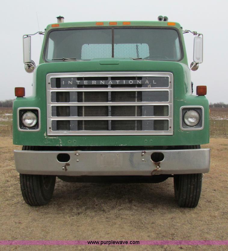 image for item D9170 1985 International 2275 semi truck