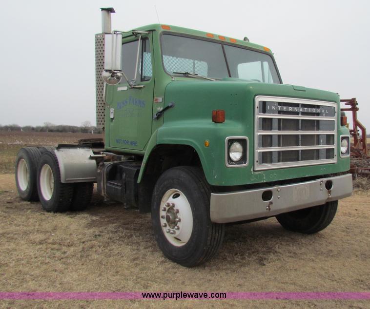 image for item D9170 1985 International 2275 semi truck