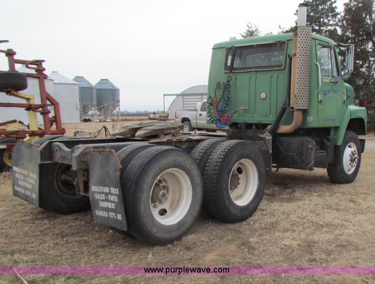 image for item D9170 1985 International 2275 semi truck