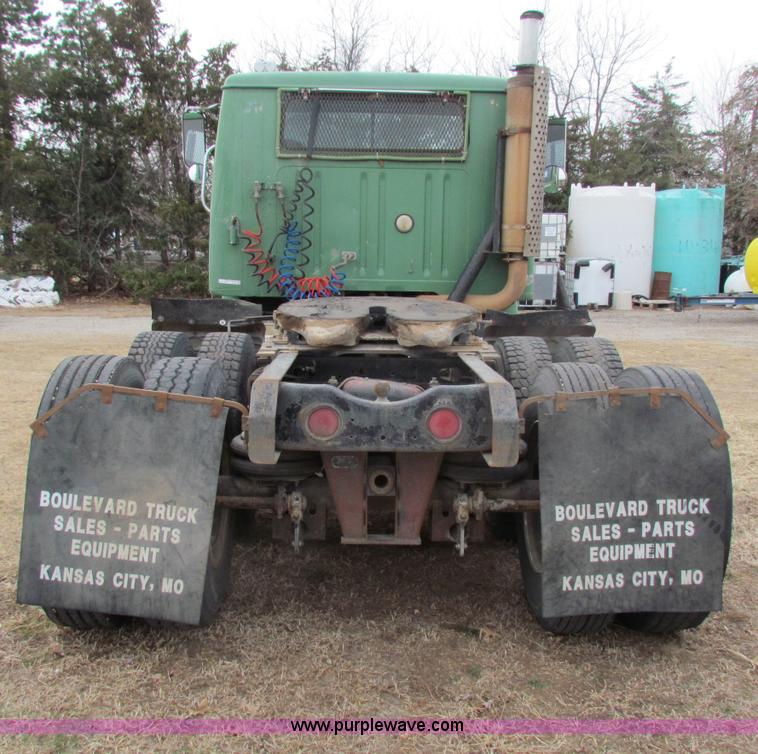 image for item D9170 1985 International 2275 semi truck