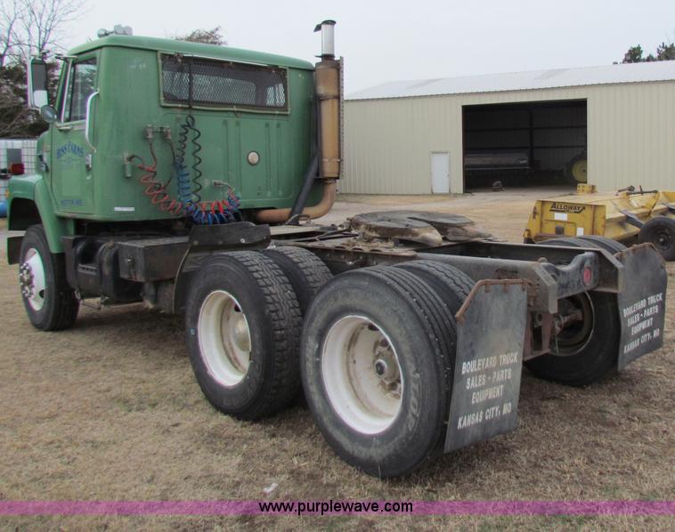 image for item D9170 1985 International 2275 semi truck