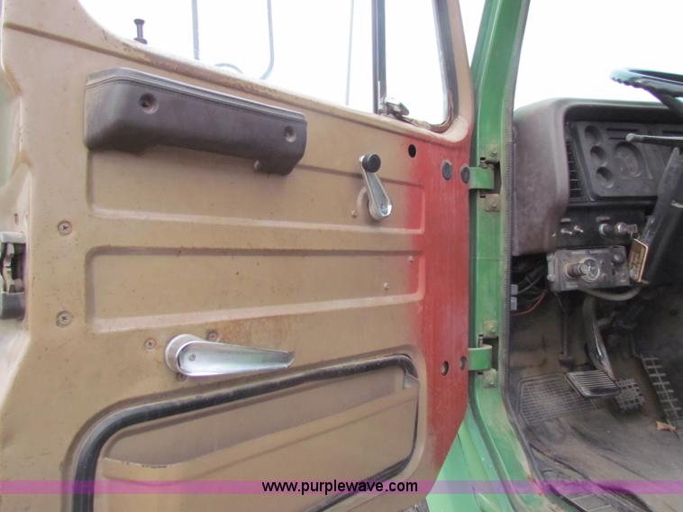 image for item D9170 1985 International 2275 semi truck