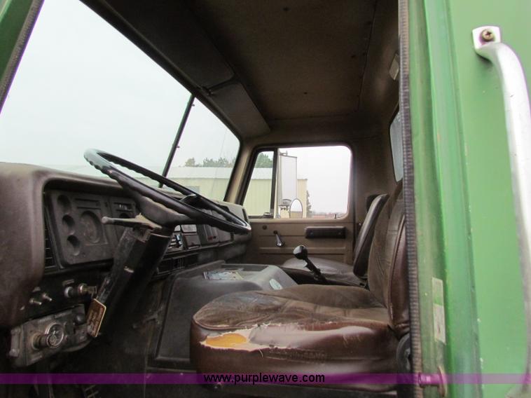 image for item D9170 1985 International 2275 semi truck