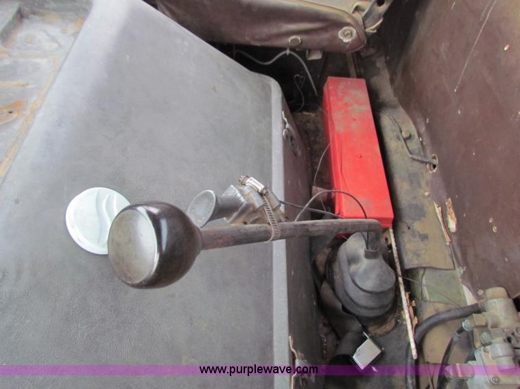 image for item D9170 1985 International 2275 semi truck