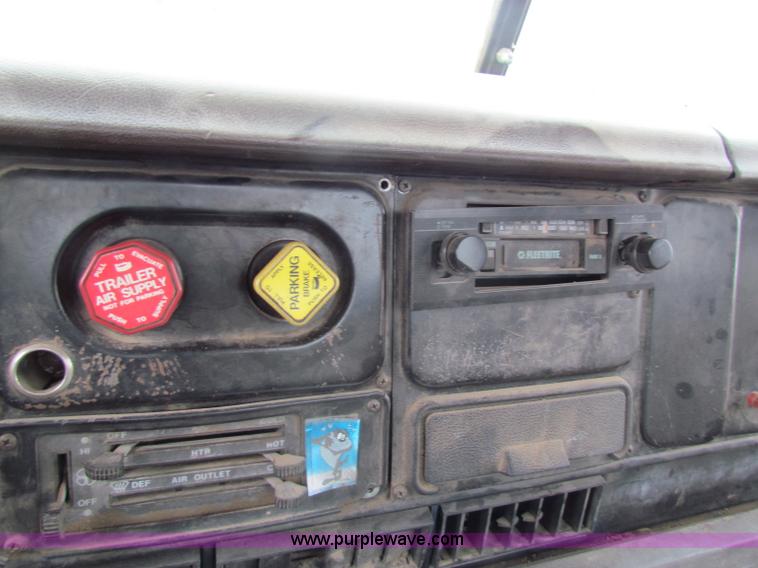 image for item D9170 1985 International 2275 semi truck