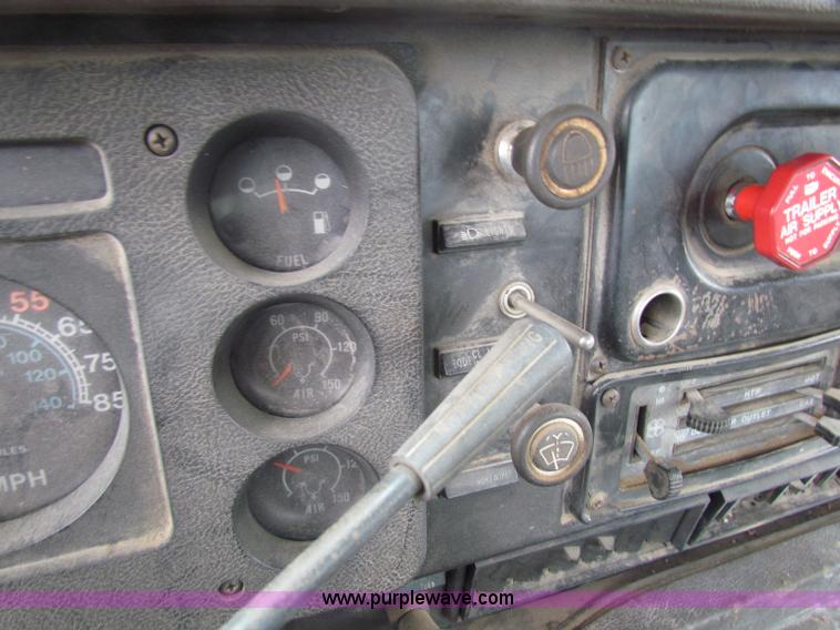 image for item D9170 1985 International 2275 semi truck