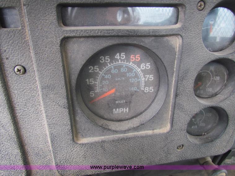 image for item D9170 1985 International 2275 semi truck