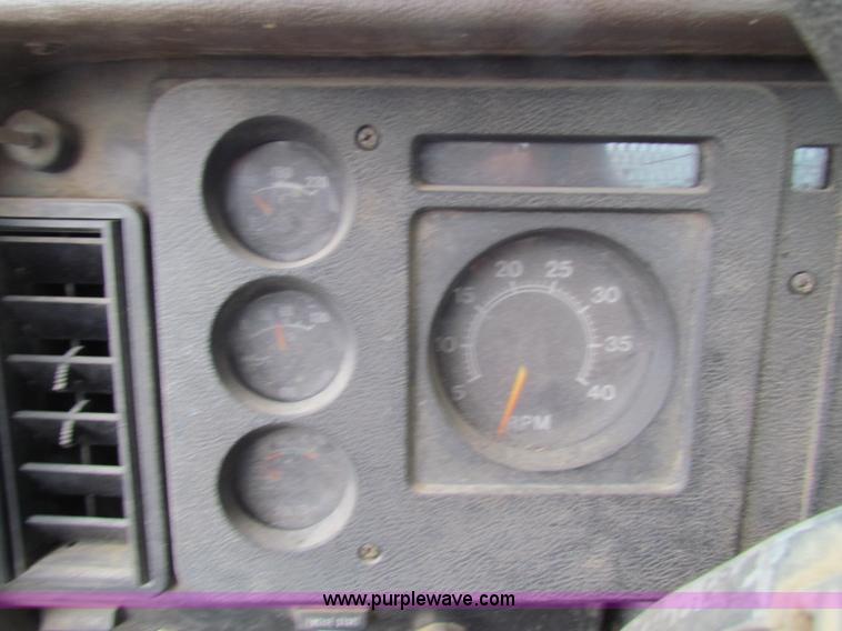 image for item D9170 1985 International 2275 semi truck