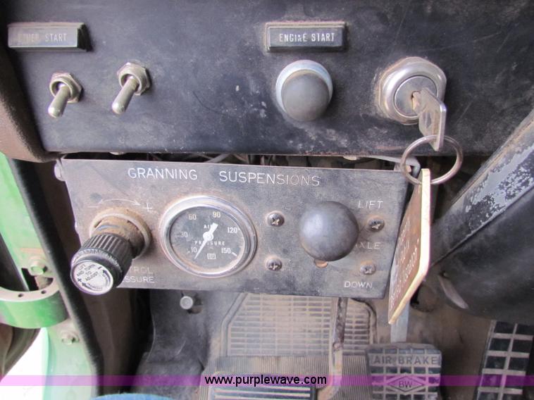 image for item D9170 1985 International 2275 semi truck