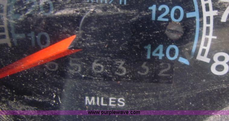 image for item D9170 1985 International 2275 semi truck