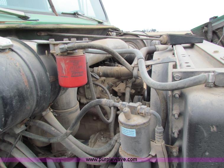 image for item D9170 1985 International 2275 semi truck