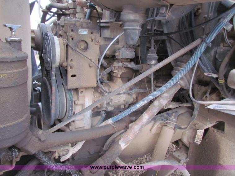 image for item D9170 1985 International 2275 semi truck