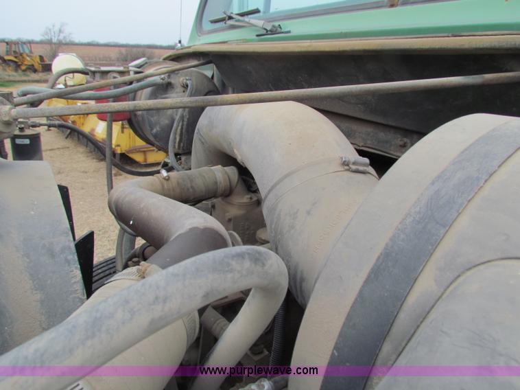 image for item D9170 1985 International 2275 semi truck