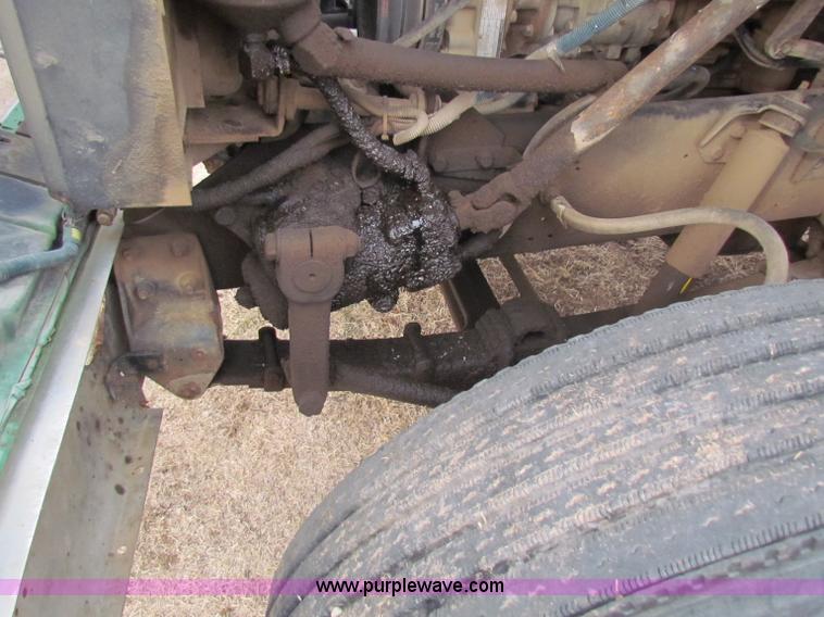 image for item D9170 1985 International 2275 semi truck