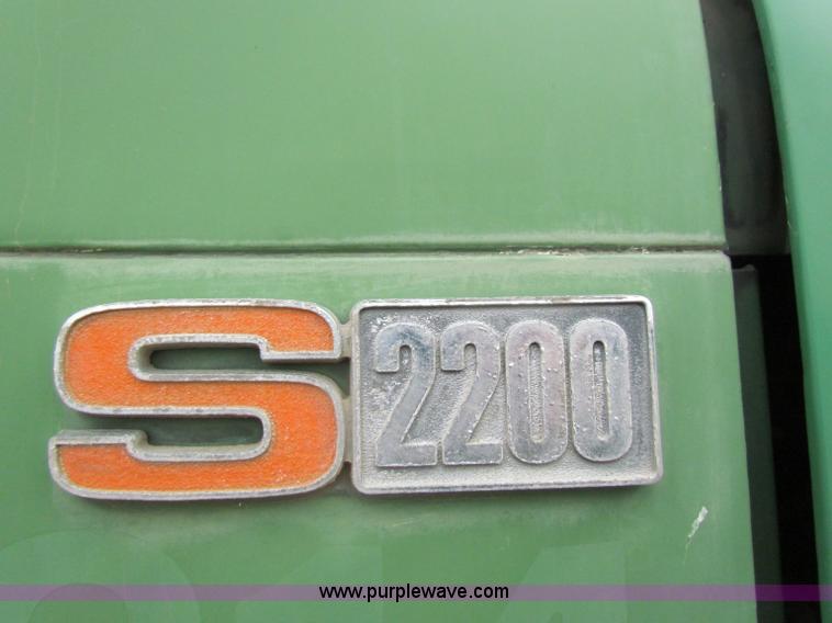 image for item D9170 1985 International 2275 semi truck