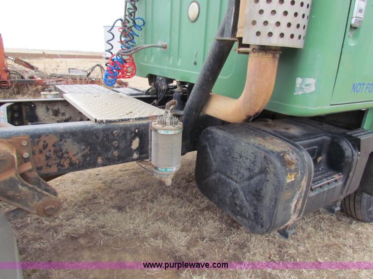 image for item D9170 1985 International 2275 semi truck