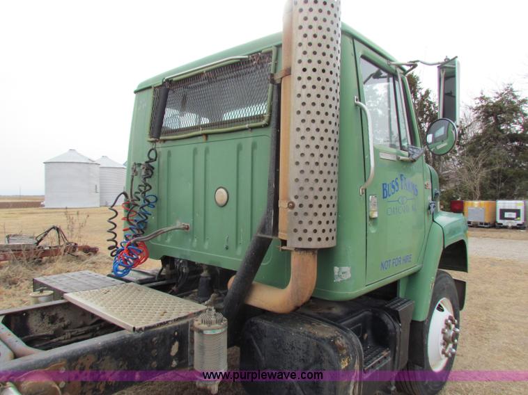 image for item D9170 1985 International 2275 semi truck