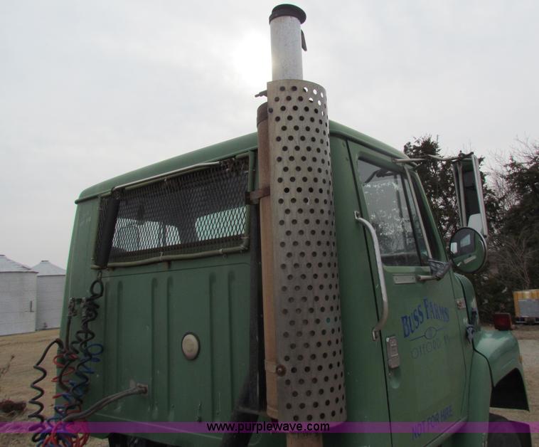 image for item D9170 1985 International 2275 semi truck