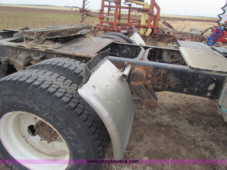 image for item D9170 1985 International 2275 semi truck