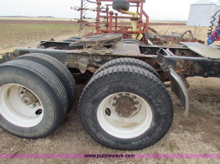 image for item D9170 1985 International 2275 semi truck