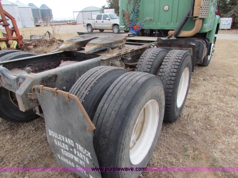 image for item D9170 1985 International 2275 semi truck