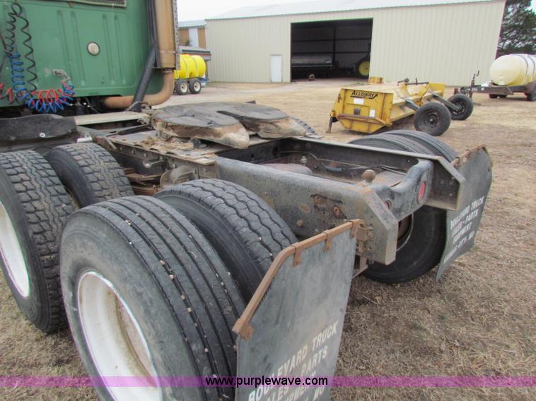 image for item D9170 1985 International 2275 semi truck