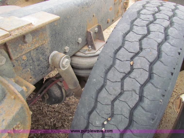 image for item D9170 1985 International 2275 semi truck