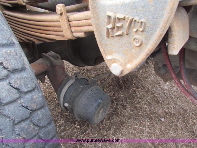 image for item D9170 1985 International 2275 semi truck