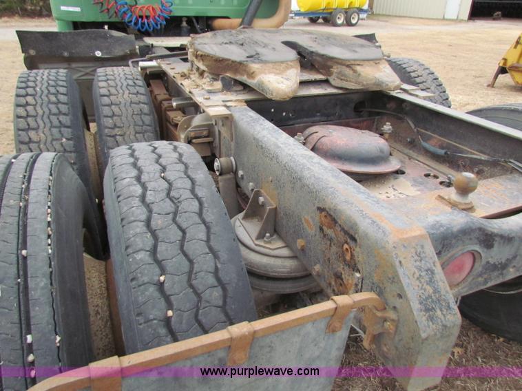 image for item D9170 1985 International 2275 semi truck