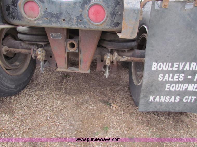 image for item D9170 1985 International 2275 semi truck