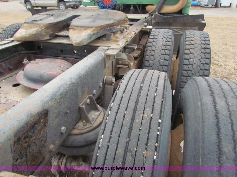 image for item D9170 1985 International 2275 semi truck