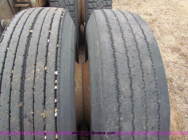 image for item D9170 1985 International 2275 semi truck