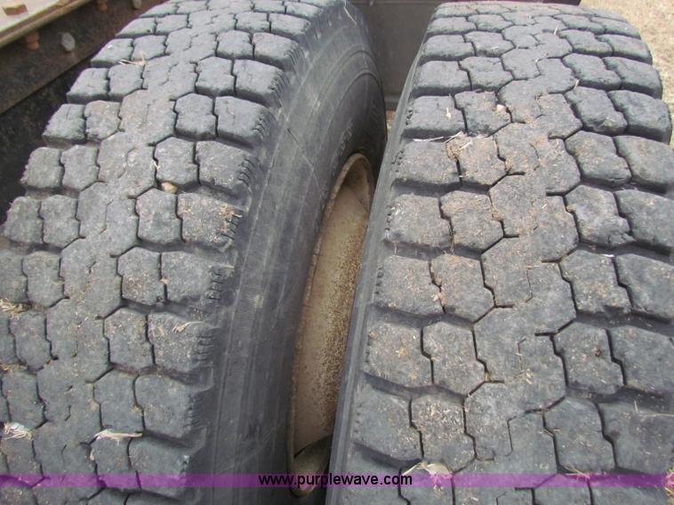 image for item D9170 1985 International 2275 semi truck