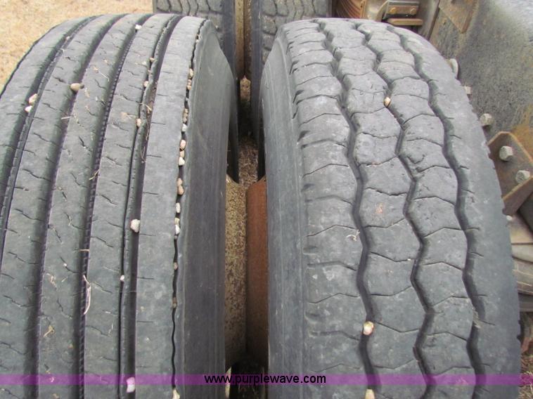 image for item D9170 1985 International 2275 semi truck