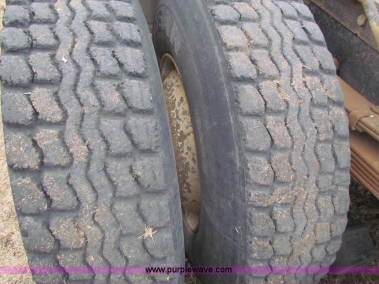 image for item D9170 1985 International 2275 semi truck