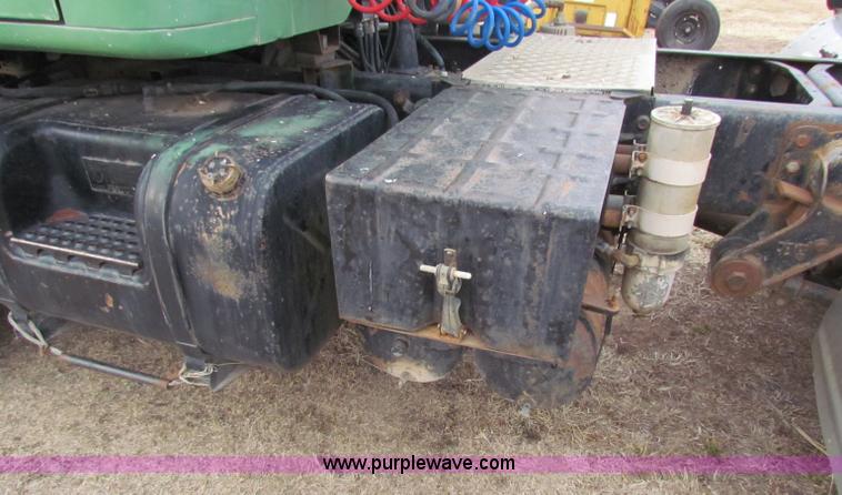 image for item D9170 1985 International 2275 semi truck