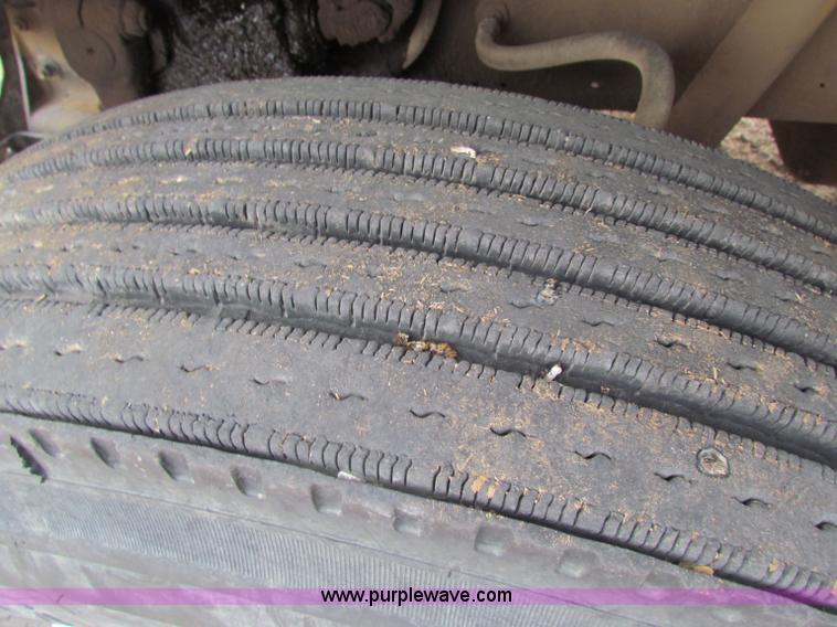 image for item D9170 1985 International 2275 semi truck