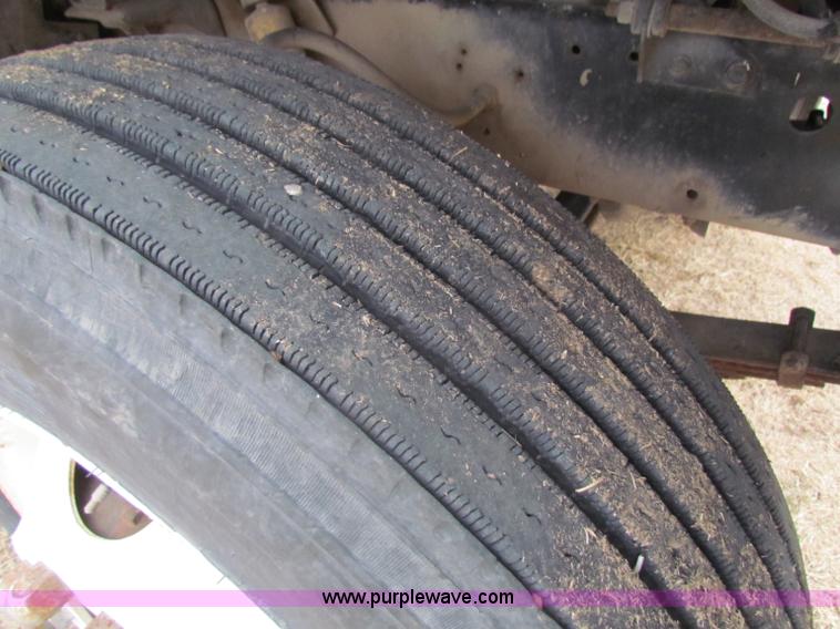 image for item D9170 1985 International 2275 semi truck