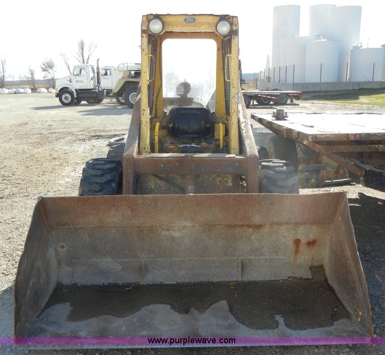 image for item H9222 1984 New Holland L555 skid steer