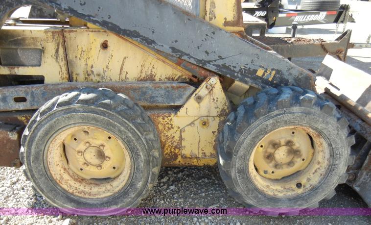 image for item H9222 1984 New Holland L555 skid steer